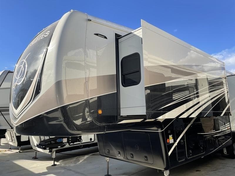 2023 DRV MOBLE SUITES 40KSSB4