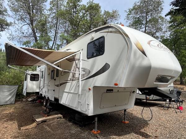 2011 Keystone Cougar 324RLB