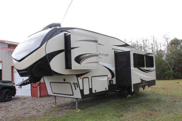 2019 Keystone Cougar 25res 1/2 ton