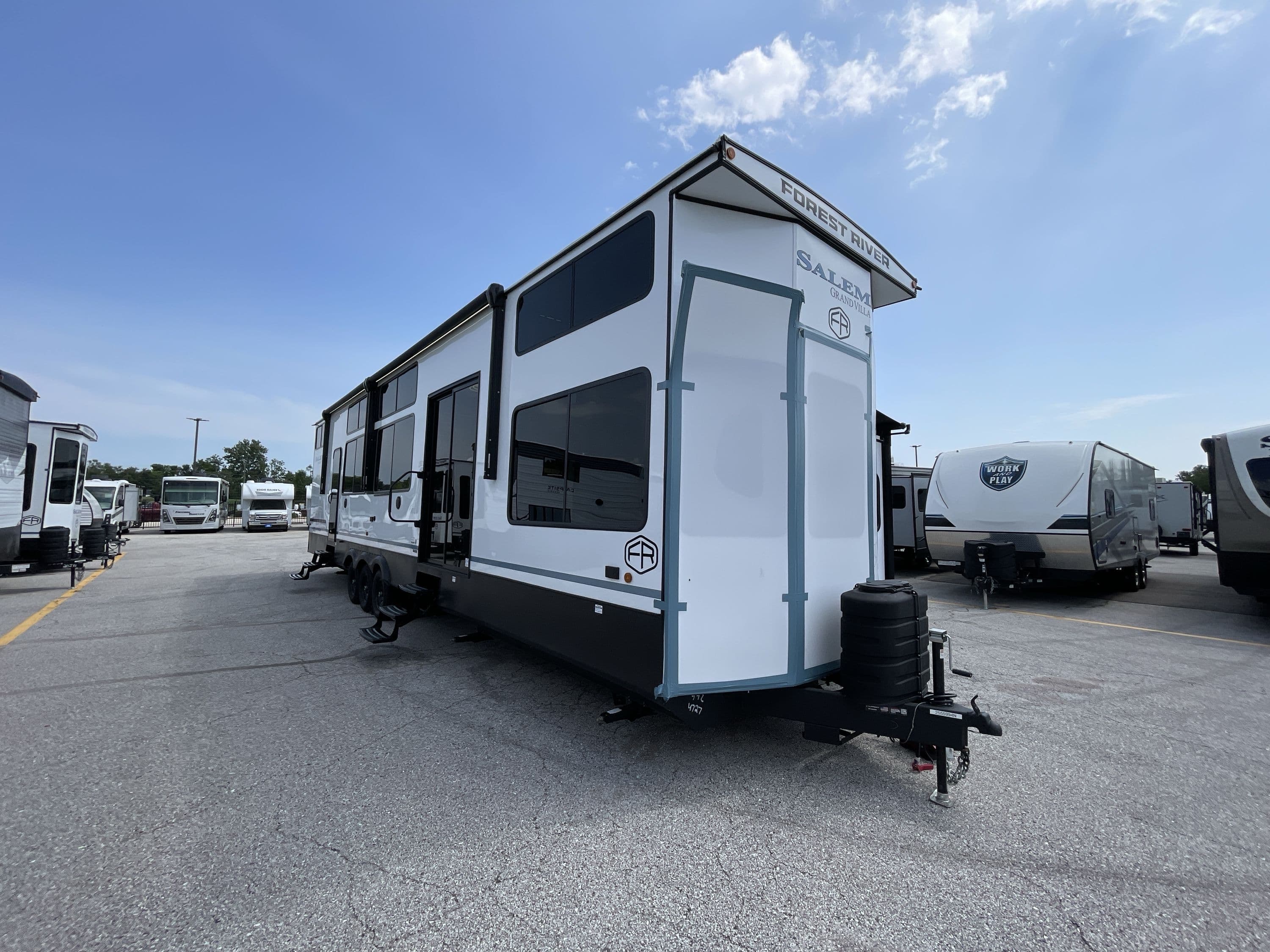 2026 Forest River Salem Villa Grand 44Zen